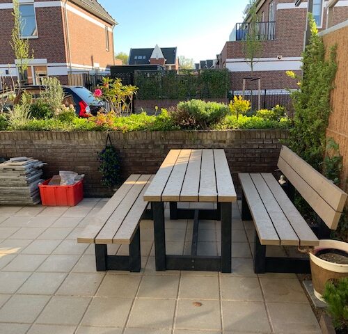 Kunststof Picknicktafel London 23 Deze bijzonder duurzame picknickset met 1 bank met leuning en 1 bank zonder leuning in een fraair bi-color uitvoering.