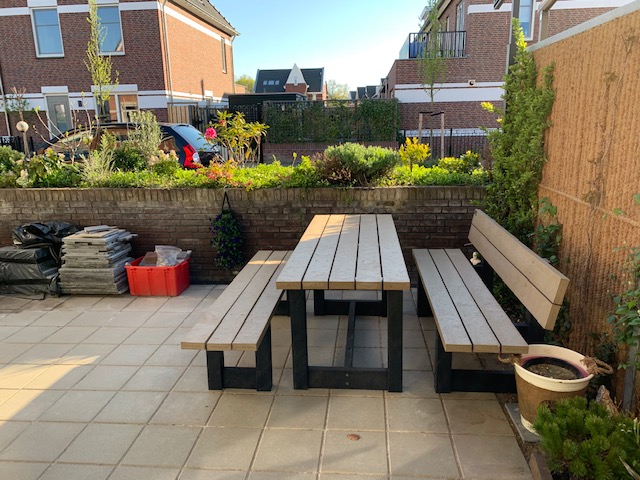 Kunststof Picknicktafel London 2 Deze bijzonder duurzame picknickset met 1 bank met leuning en 1 bank zonder leuning in een fraair bi-color uitvoering.