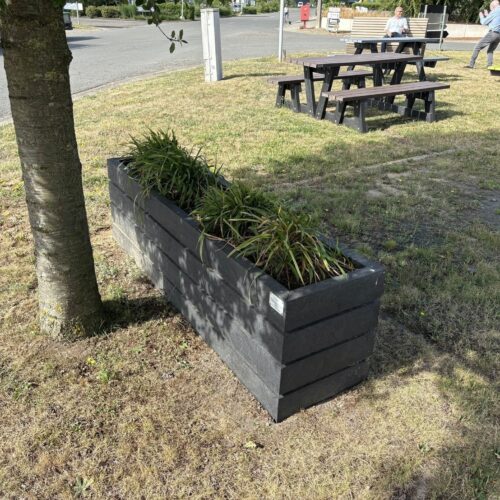 Plantenbak Agora 13 De duurzame plantenbakken van gerecycled kunststof, model Agora, zijn een milieuvriendelijke oplossing voor buitenruimtes waar een combinatie van robuustheid, onderhoudsvrij gebruik en een eigentijdse uitstraling gewenst is.