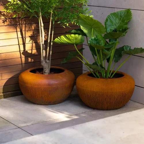 De ONYX plantenbak combineert kracht en esthetiek, waardoor hij perfect past in zowel strakke als natuurlijke tuininrichtingen.