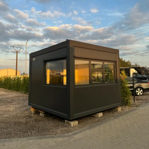 Portiercontainer - portiershuisje 13 Portiersunit model Sentinal afm: 3x3m Voorzijde. Flexibele portiersloges met een doordachte indeling en hoogwaardige isolatie zorgen ervoor dat beveiligingsmedewerkers hun werk optimaal kunnen uitvoeren, ongeacht de weersomstandigheden of de locatie waar ze geplaatst worden.