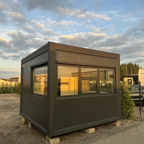 Portiercontainer - portiershuisje 11 Onze portiercontainers zijn de perfecte oplossing voor bewaking op locatie, omdat ze een comfortabele, veilige en efficiënte werkruimte bieden voor beveiligingspersoneel, zowel tijdelijk als permanent.