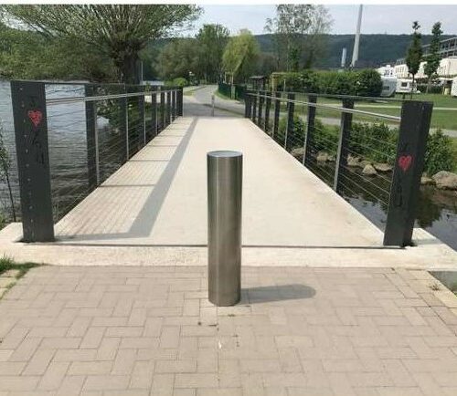 Parkeerpalen rvs204 28 De ultieme duurzaamheid en een bijzonder nette uitstraling. Parkeerpalen va rvs. Ook deze heeft een diameter van 204mm.