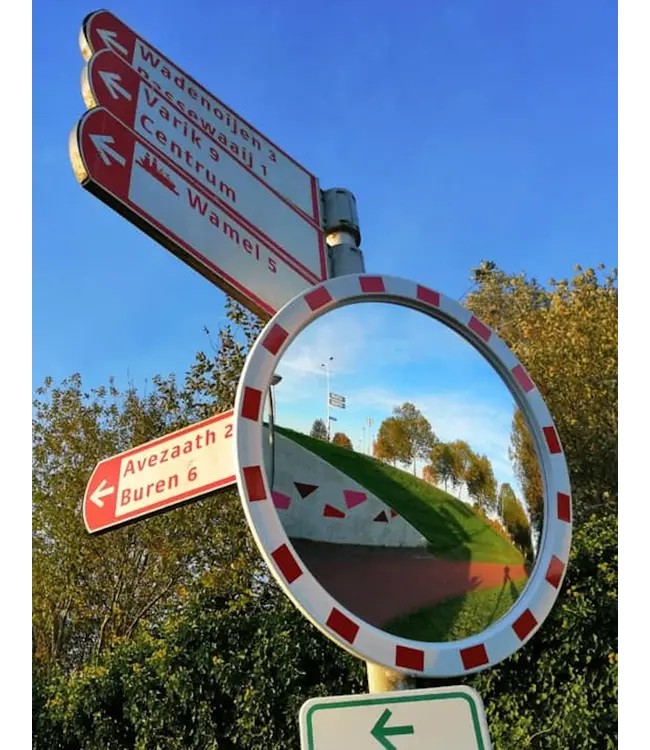 Verkeersspiegel rond 1 Verkeersspiegels, ons vierante model. Leverbaar in 3 afmetingen. Drie diameters (D50, D60 en D80 cm),