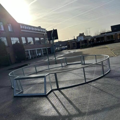 Pannakooi Match 166 Ronde pannakooi. Diameter 6 meter. in de verzinkte uitvoering. in Kontich (Be). Gemonteerd op asfalt op een schoolplein.