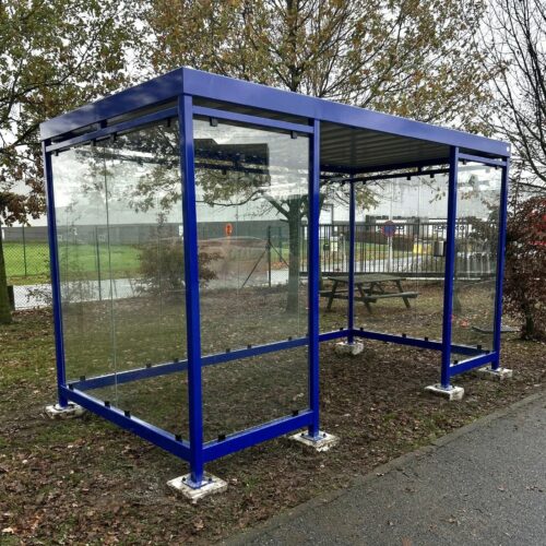 Rookoverkapping Myla 257 Rokersabri Myla 4x2m met glazen wanden geplaatst op 30x30 cm betonpoeren in Kampen