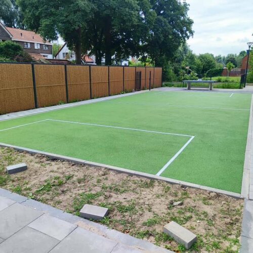 Rubberen gietvloeren voor pannakooien en sportkooien bieden een uiterst duurzame, slijtvaste en weerbestendige oplossing die zorgt voor optimale veiligheid en speelplezier, zelfs bij intensief gebruik en extreme weersomstandigheden.