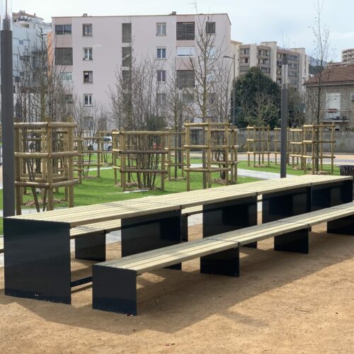 Picknicktafel Amburgo 27 Door de vormgeving kunnen eenvoudig meerdere picknicktafels uit deze serie geschakeld worden zodat er een zeer lange picknickgelegenheid ontstaat. Op de afbeelding 4 geschakelde picknicktafels.