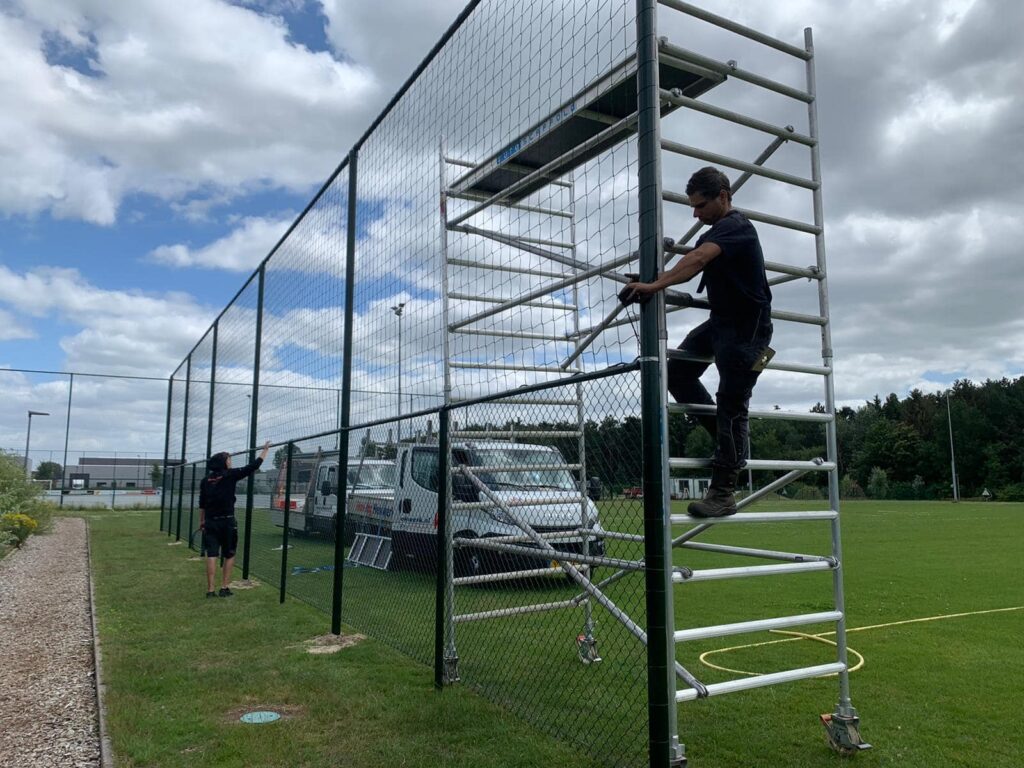 Hoe hoog moet een ballenvanger zijn? Alles over hoogte, netten, constructie en fundering 1 Onze mannen aan het monteren > ballenvanger 5 x 25 m met 3 meter ballenvangnet boven. Geknoopt Pe. Maas 120 x 12 0mm