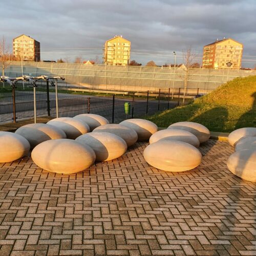 Betonnen zitelementen. De reuzen Smartie 66 14 van deze fraaie variant op de parkbank, zitstenen in Bergschenhoek, nog even op de plek zetten en gereed. Hier is gekozen voor de grijze uitvoering.