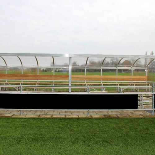 Tribune Sienna 28 Hoog en droog de wedstrijd bekijken met u sponsoren, gasten, en supporters.