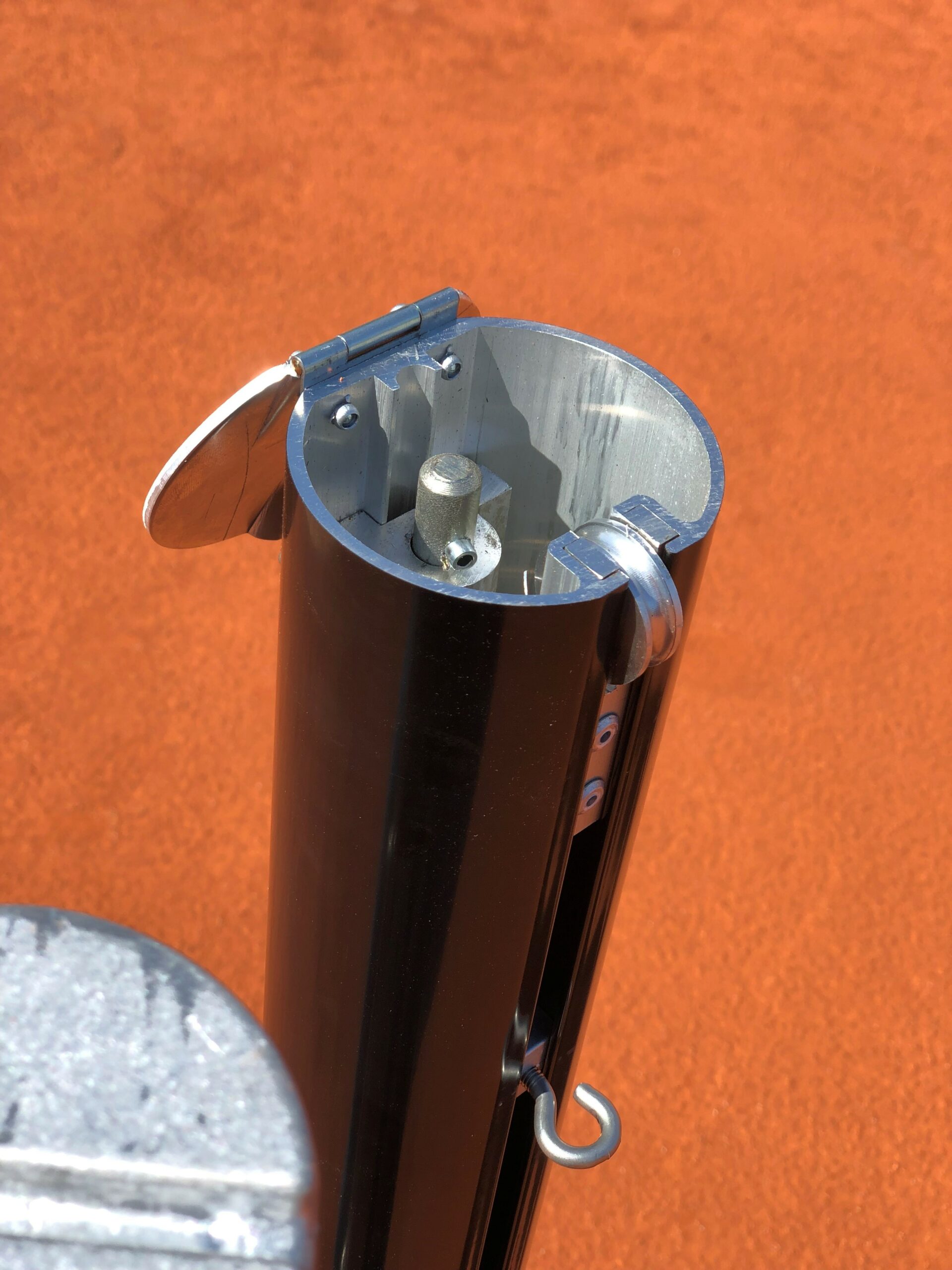 Aluminium netpalen Koker-model Export 5 Het windwerk aan deebinnenzijde van de ronde tennisnetpalen. Topkwlaiteit.