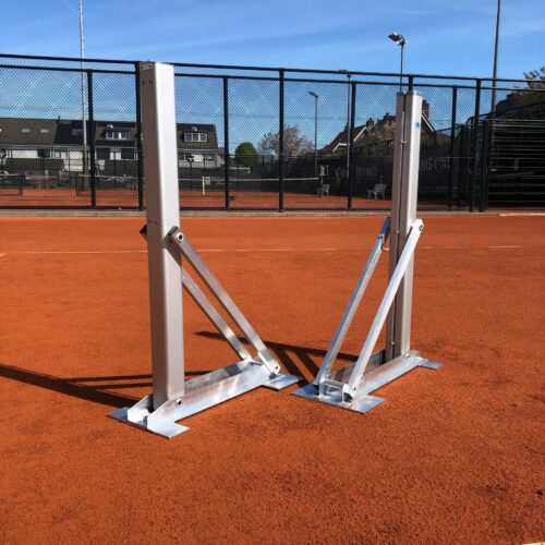 Tennisnetpalen op slee voor maximale stabiliteit. Met aluminium kabelschijf en spelingsvrije scharnieren.