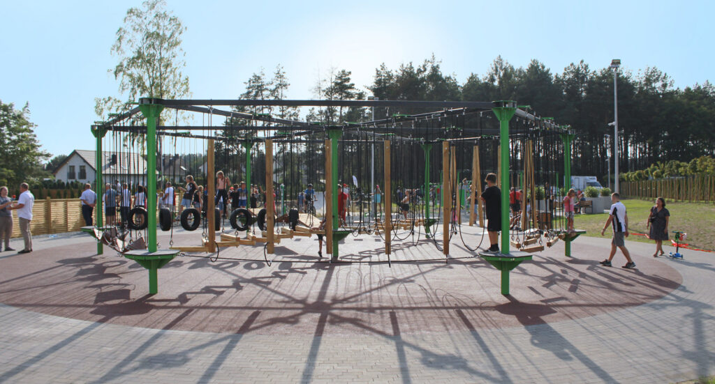 Waarom buitenfitness steeds populairder wordt in Nederland 9 Touwpark van SKWshop met klimtouwen en balanceerelementen voor scholen, speeltuinen en openbare ruimtes