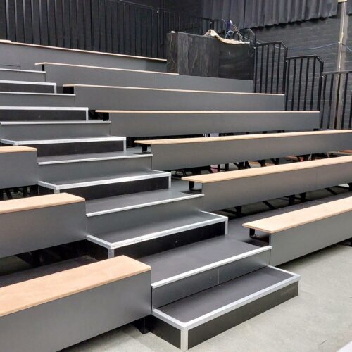 Tribunes voor sporthallen model Montreal 15 Onze tribune voor sporthallen uitgevoerd met houten zittingen, ook leverbaar met kuipstoeltjes.