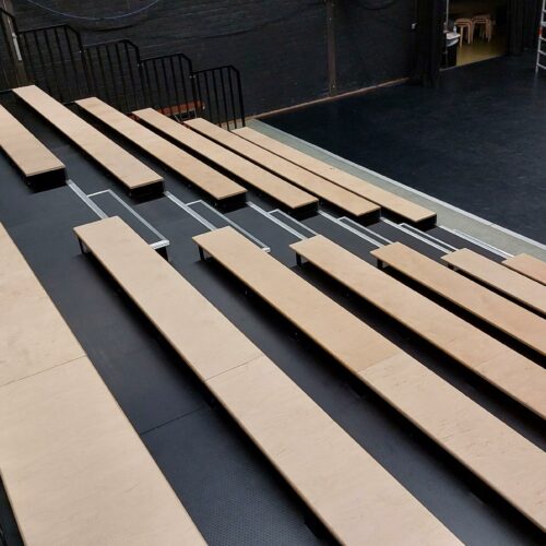 Tribunes voor sporthallen model Montreal 16 Hoogwaardige tribunes voor binnen, met een hoogwaardige afwerking.