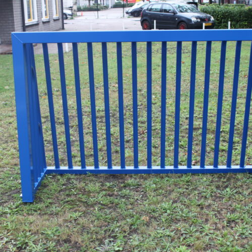 Antivandaal voetbaldoel VD202 1.8 x 1.2m 12 Volledig gelaste aluminium antivandaal voetbaldoeltjes. Doelen waar u onbezorgd jarenlang plezier van heeft. Deze fraaie antivandaal voetbaldoelen, kunnen in bijna iedere ral kleur gecoat worden