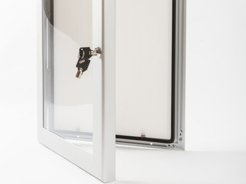 Informatieborden wandmodel voor buiten 1 Deze vergrendelbare postervitrine vervangt waterafstotende kliklijsten en biedt een duurzame, stijlvolle oplossing.