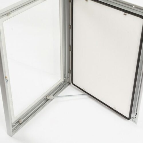Vergrendelbare postervitrine van aluminium biedt een waterdichte en veilige oplossing voor al je buitencommunicatie.