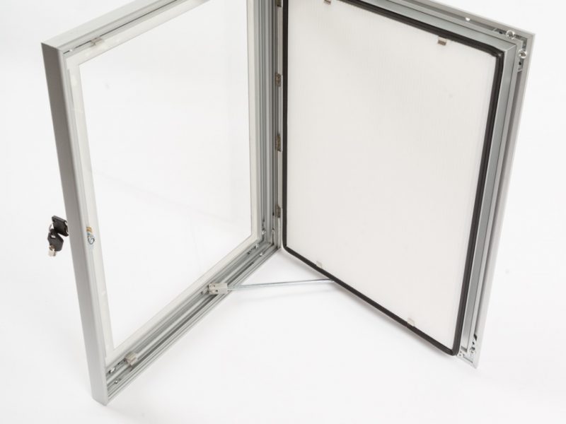 Informatieborden wandmodel voor buiten 2 Vergrendelbare postervitrine van aluminium biedt een waterdichte en veilige oplossing voor al je buitencommunicatie.