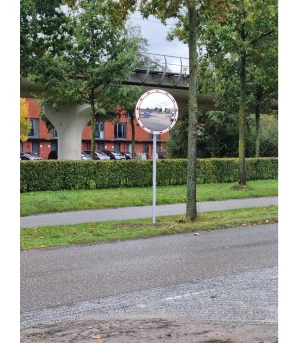 Verkeersspiegel rond 2 Onze verkeersspiegels worden geleverd inclusief bevestigingsmateriaal voor staanders met een diameter van 60 t/m 76mm