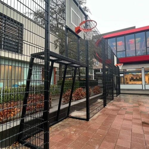 Voetbaldoel met basketbal VBC160 155 Voetbaldoel basketcombinatie VBC160. Deze staan in Helpman gemeente Groningen. 2 voetbaldoel basketbalwanden naast elkaar.