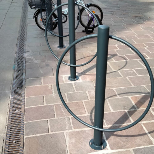 Fietsaanleunbeugel Fox 19 Fietsenrek model Fox 3. Deze fraai vormgegeven fietsbeugels combineren modern met nostalgie en zijn daarmee een aanwinst voor elk straatbeeld.