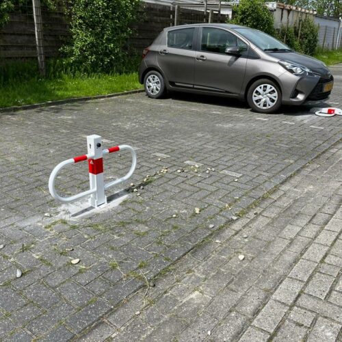 Neerklapbare-parkeerbeugel-met-slot wit-rood