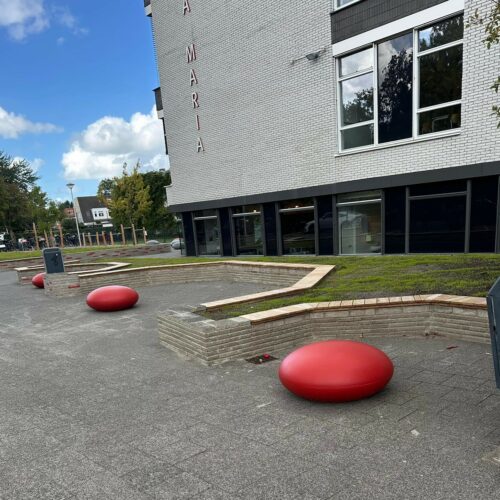 Betonnen zitelementen. De reuzen Smartie 78 Weerbestendige en bijna onverwoestbare zitelementen voor scholen en openbare ruimtes. Deze liggen in Haarlem
