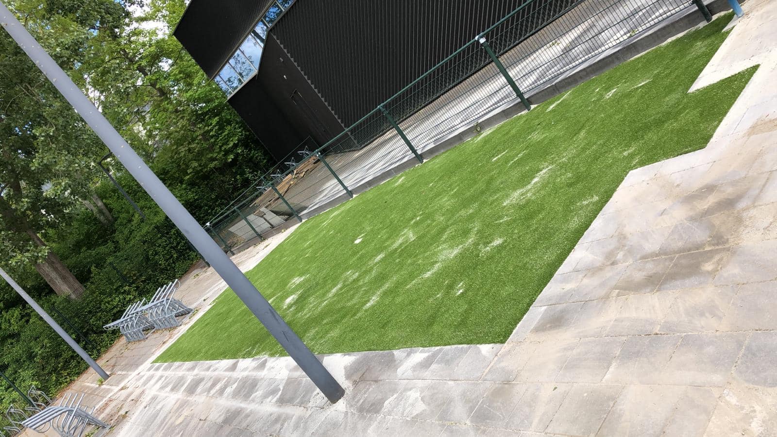 Kunstgras speelvloeren 33 De aanleg van een kunstgrasveldje in Lewenborg Groningen. Ook hier gaan we een fraaie pannakooi omheen plaatsen.