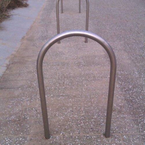 Fietsnietje model Curly 9 Fiets aanleunbeugel met een mooie ronde afwerking. Afgebeeld de rvs-uitvoering, breed 650mm.