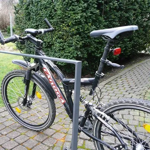 Fietsnietje van platstaal gepoedercoat in het grijs