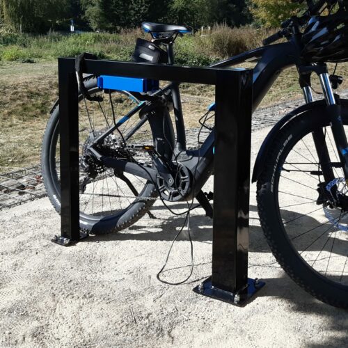 Fietsnietje-staal-zwart-gecoat-met-e-bike-lader