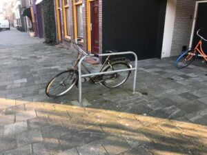 De uitvoering van deze voordelige  fietsaanleunbeugel met tussenbuis.