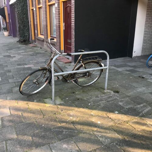 Fietsnietjes D60 mm 27 De uitvoering van deze voordelige fietsaanleunbeugel met tussenbuis.