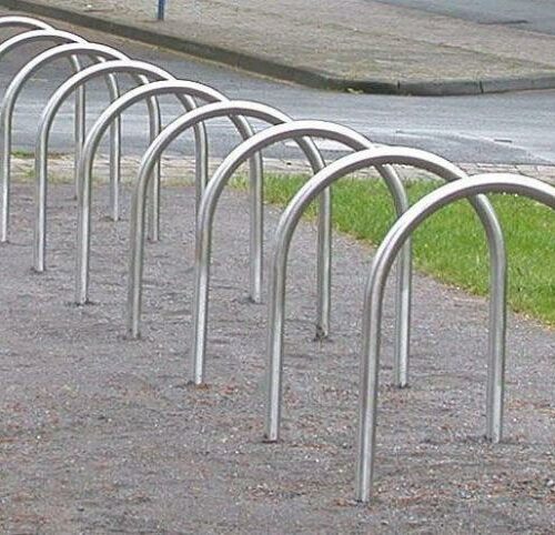 Fietsnietje model Curly 7 Afgebeeld een serie fraaie aanleunbeugels van rvs. Fietsparkeren op zijn mooist!