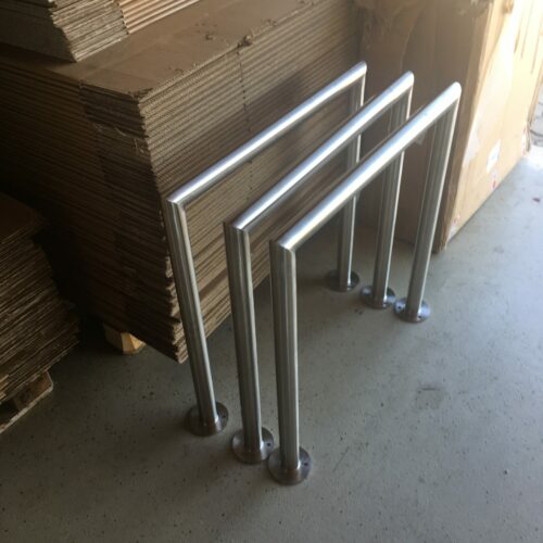 Fiets aanleunbeugels model Edge 5 Op de afbeelding ziet u de degelijke voetplaten met de drie voorgeboorde gaten.