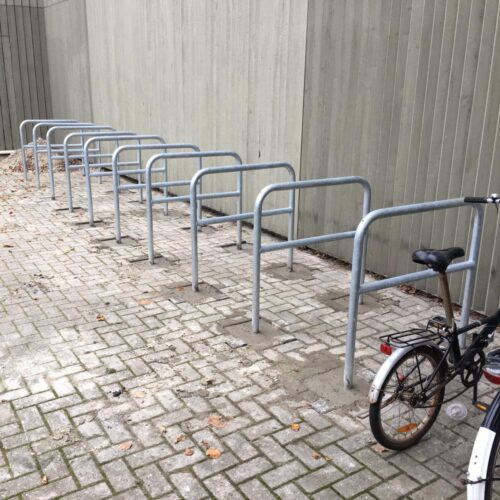 Fietsnietje 48 mm rond 35 Door de tussenbuis, kunnen ook kinderfietsen uitstekend hier geparkeerd worden. Aanleunbeugels van SKWshop, verrassend voordelig.