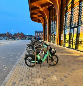 Duurzaam, veilig en altijd netjes geparkeerd: kies voor onze fietsnietjes. Deze hebben we geleverd bij de Jumbo in Groningen.