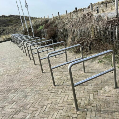 Fietsnietje 48 mm rond 42 Ook bijna iedere afmeting aanleunbeugels van rvs leverbaar. D48mm. Prijzen op aanvraag, we informeren u graag. Afgebeeld de inbetonneerbare aanleunbeugels met tussenbuis.