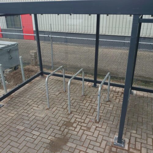 Fietsnietje 48 mm rond 37 Onze voordelige en duurzame aanleunbeugels, in de volksmond ook vaak fietsnietjes genoemd in onze overkapping model Keulen toegepast. Afm: 90 x 100 cm,