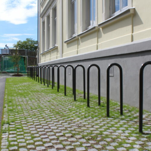 Fietsnietje model Curly 8 Deze fraaie aanleunbeugels gecoat in diepzwart ral 9005.