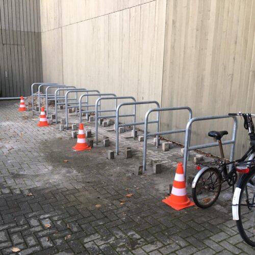Fietsnietje 48 mm rond 33 Alleen de klinkers terugleggen als het snelcement droog is en de aanleunrekken zijn gereed voor gebruik. Beugels met tussenbuis zijn ideaal als er ook kinderfietsen geparkeerd moeten kunnen worden.