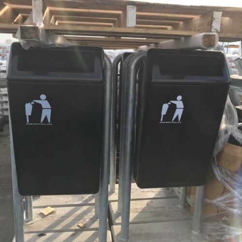 Buiten Afvalbak model Bima 40 6 stuks met betonvoet van deze vandalismebestendige afvalbak voor buiten uitgevoerd met staander incl. betonvoet.