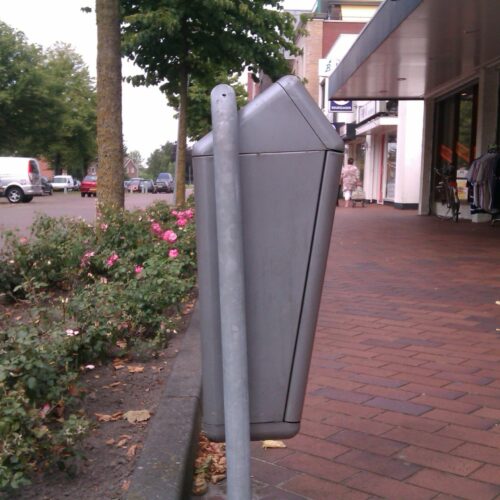 Buiten Afvalbak model Bima 48 Afvalbak Bima afgebeeld met de verzinkte staander.