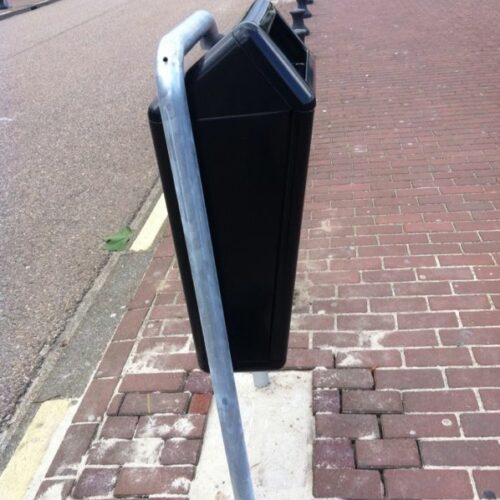Buiten Afvalbak model Bima 38 Buiten afvalbak Bima behoort tot het meest vandalismebestendige straatmeubilair.
