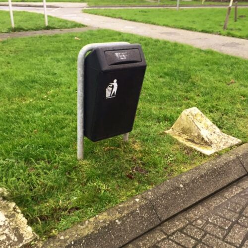 Buiten Afvalbak model Bima 42 Buitenafvalbak Bima afgebeeld in een fraaie zwart ral kleur, uitgevoerd met een dierwerende klep.