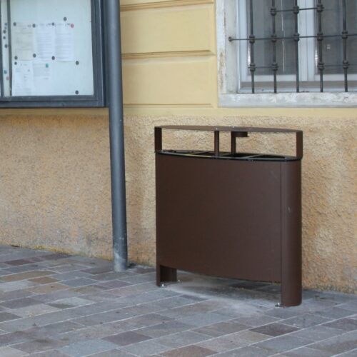 Gescheiden afvalbak model Settori 8 Afvalbak Settori gecoat in Corten-bruin met afdak voor de buitenruimte.