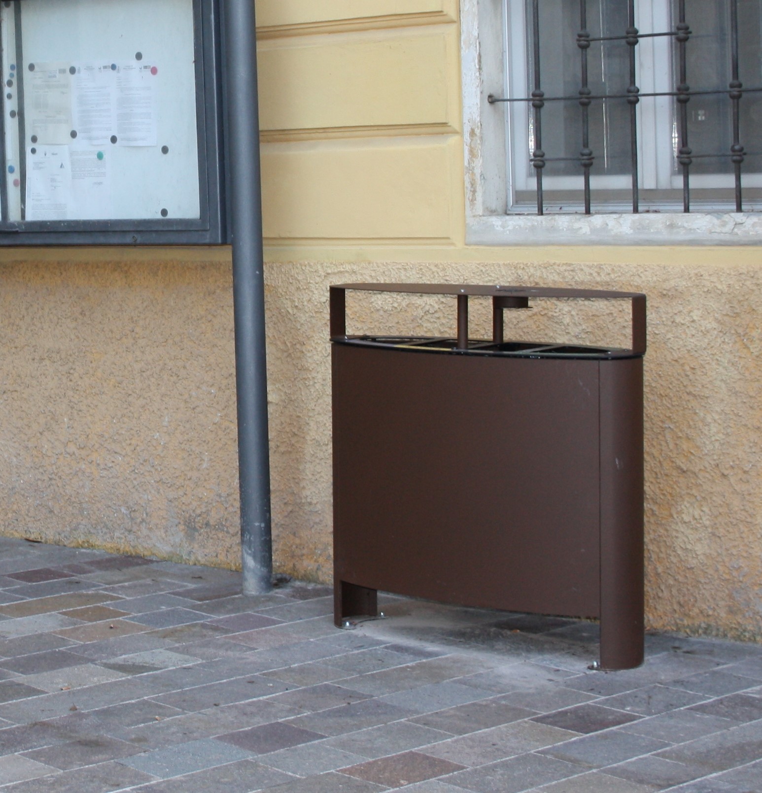 Gescheiden afvalbak model Settori 3 Afvalbak Settori gecoat in Corten-bruin met afdak voor de buitenruimte.