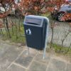 Buitenafvalbak Bima, uitgevoerd in het zwart (ral 9005) voorzien van een verende brandwerkende klep.